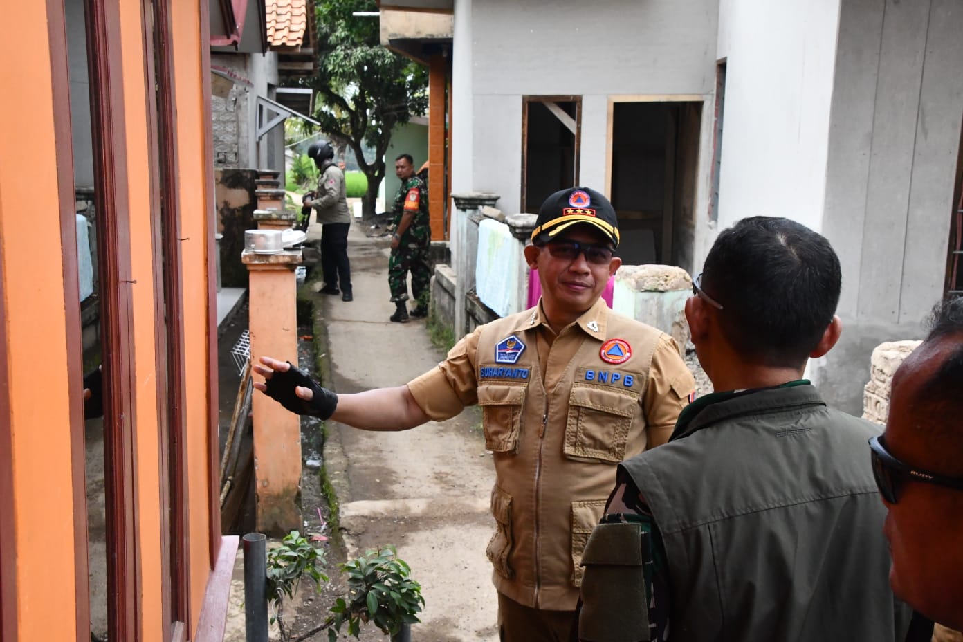 Kepala BNPB (baju cokelat dengan topi) meninjau rumah tahan gempa di wilayah Kabupaten Cianjur, Jawa Barat pada Selasa (23/5).